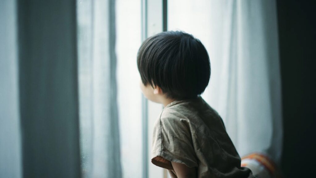 不登校の子供がさみしそうな写真