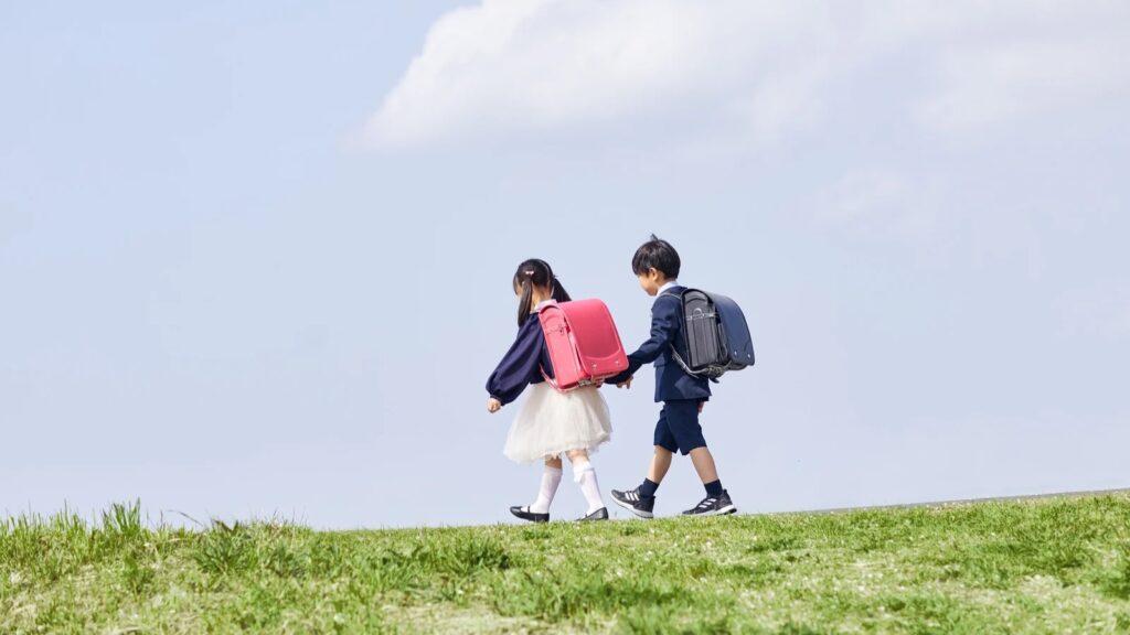 不登校の娘が行き渋りだしたころ、友達と登校する様子の写真
