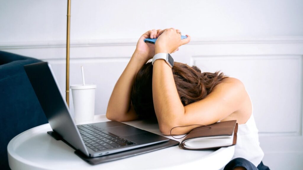 娘の不登校対応で会社に遅刻し先輩や上司から嫌味を言われて頭を抱える母親