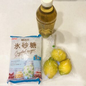 レモン酢に必要な材料（酢・レモン・氷砂糖）