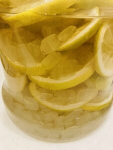 レモン酢のレモンを瓶に詰めている様子