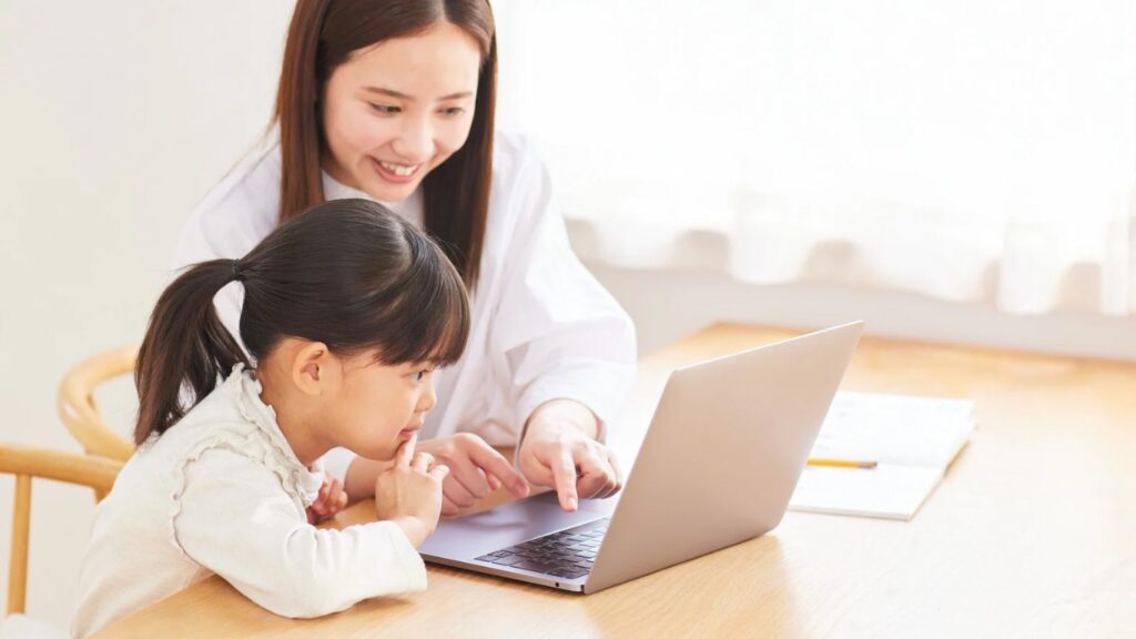 不登校のこどもが、母親と安心できる空間で過ごす写真