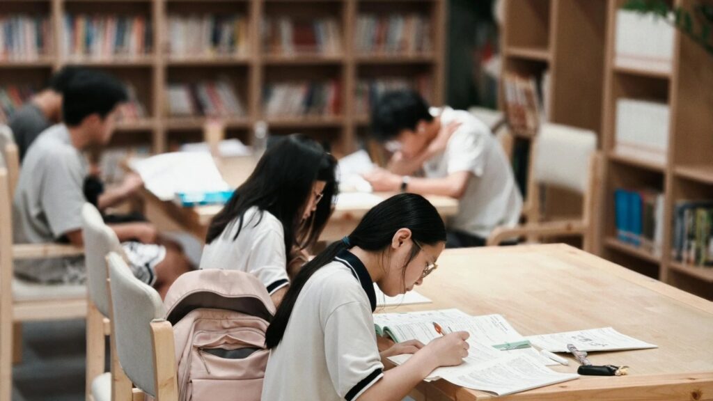 不登校の母親が宅建士資格取得のために図書館に通う写真