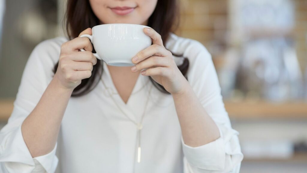 ジャスミンティーでリラックスする母親の写真