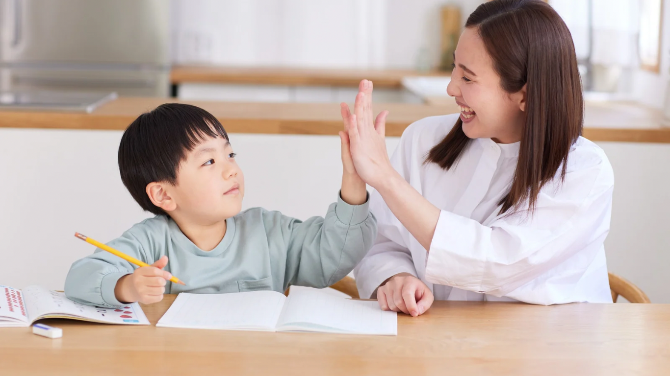 不登校の朝の行き渋りを励ます母親の写真