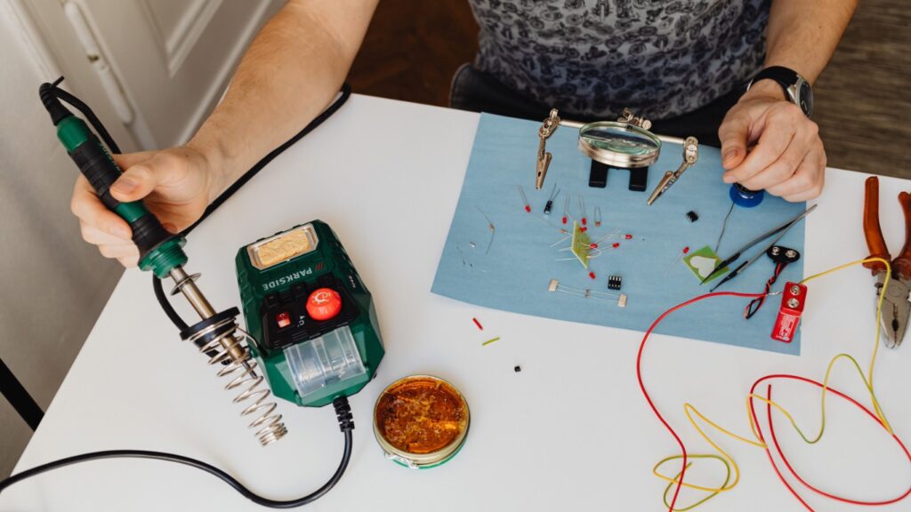 不登校の中学生の居場所となった部活動、モノづくりの写真