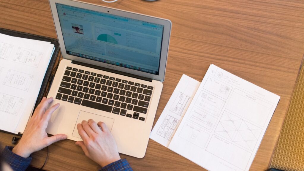 自ら勉強をしている不登校の息子の写真